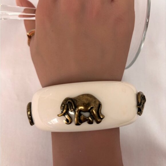 Porcelaine Cuff Bracelet with 5 Brass Elephant Details - Picture 3 of 9